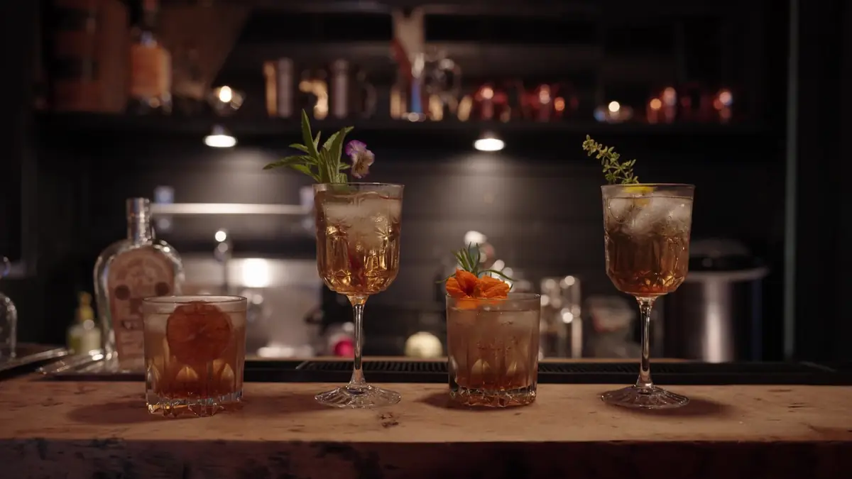 Cocktails montés à la main au bar