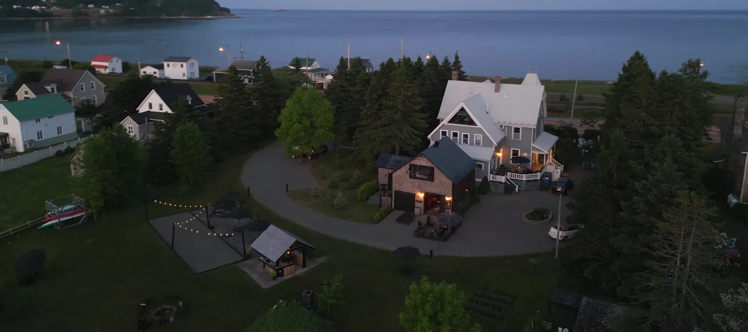 L'Auberge Bleu sur Mer au crépuscule, face à la baie de Port-Daniel