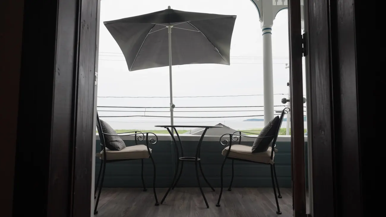 La terrasse avec vue sur le large